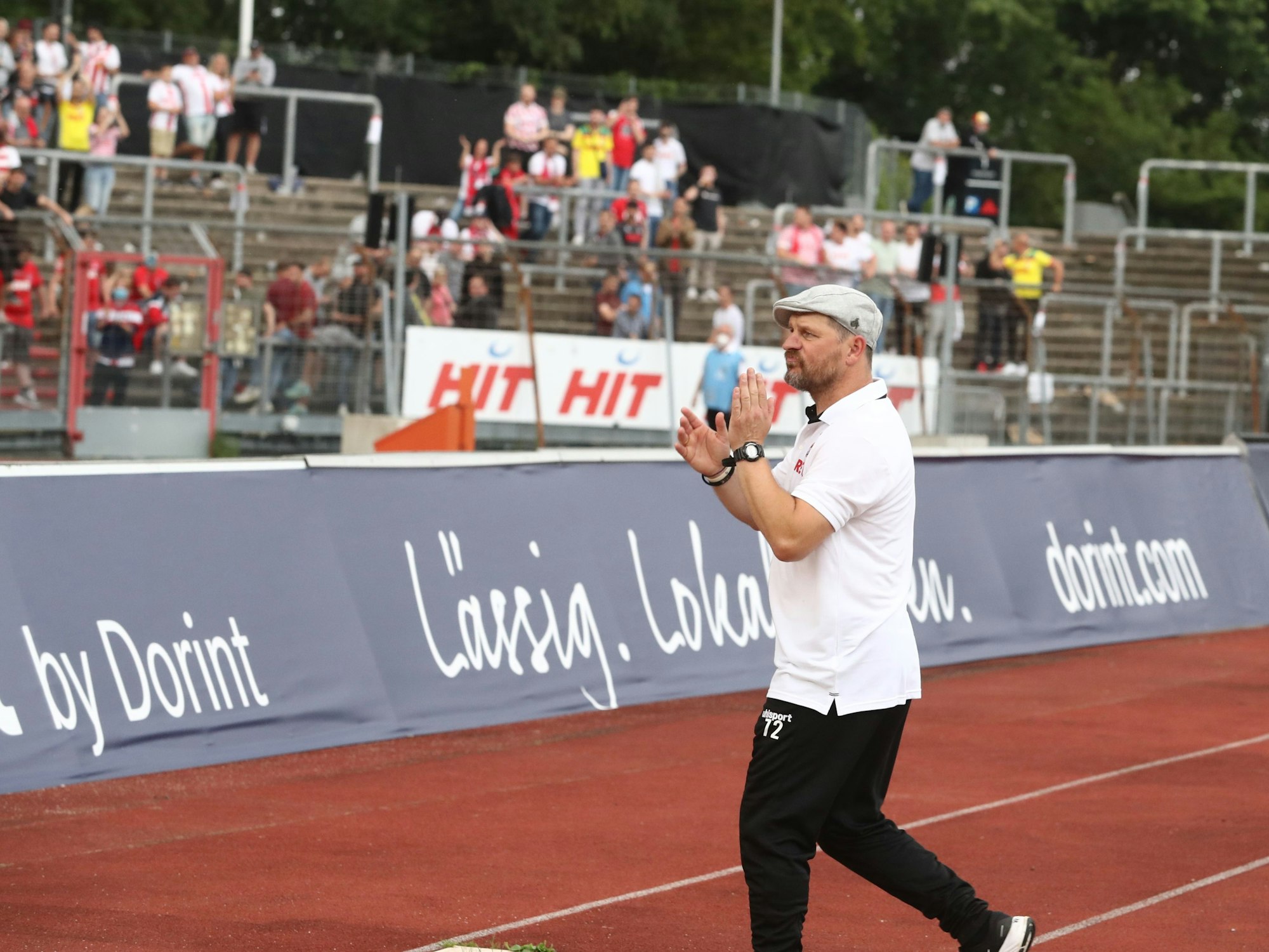 Steffen Baumgart lässt sich im Kölner Südstadion feiern.