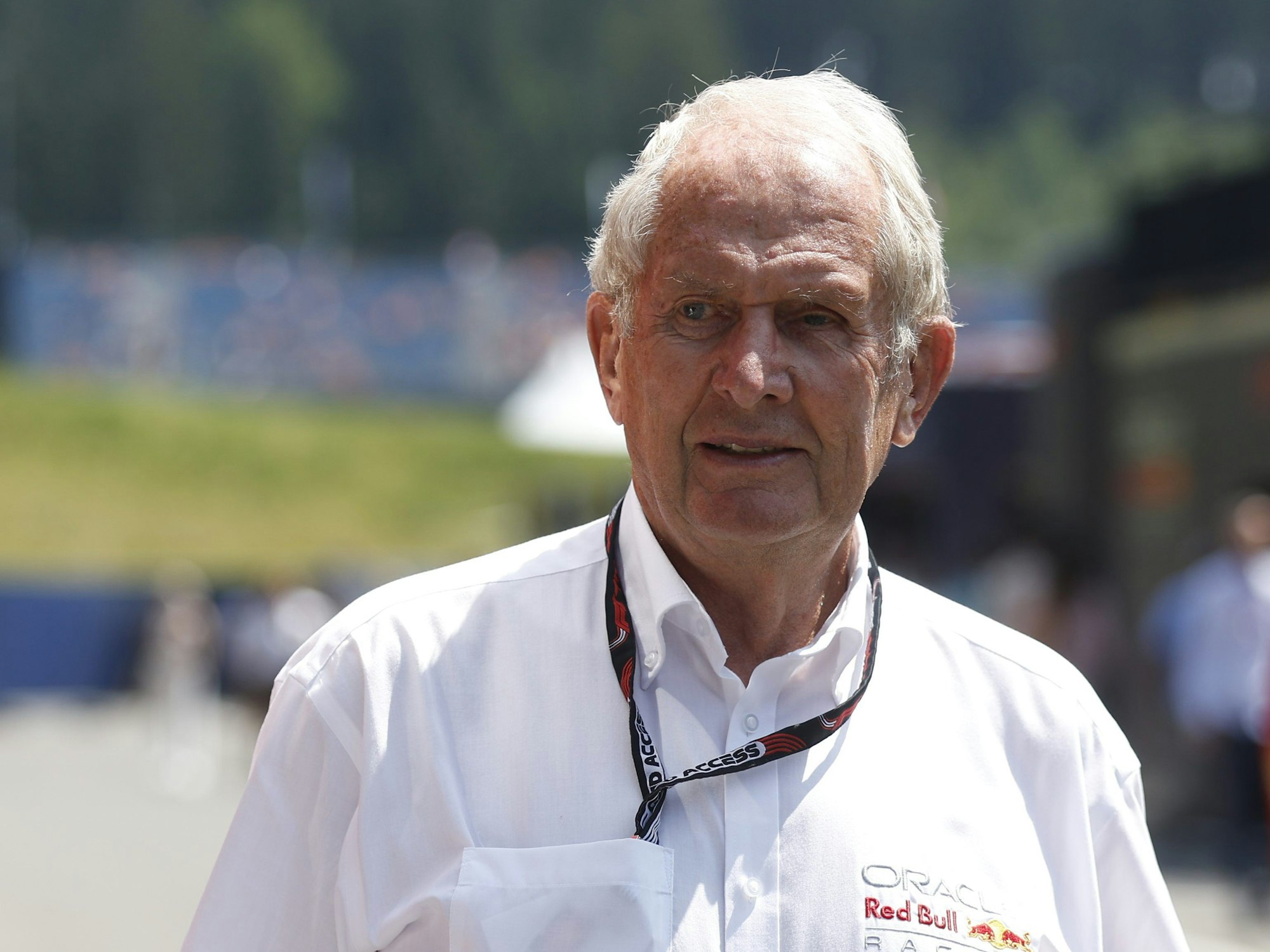 Red-Bull-Motorsport-Berater Helmut Marko kommt zum freien Training beim Großen Preis von Österreich.