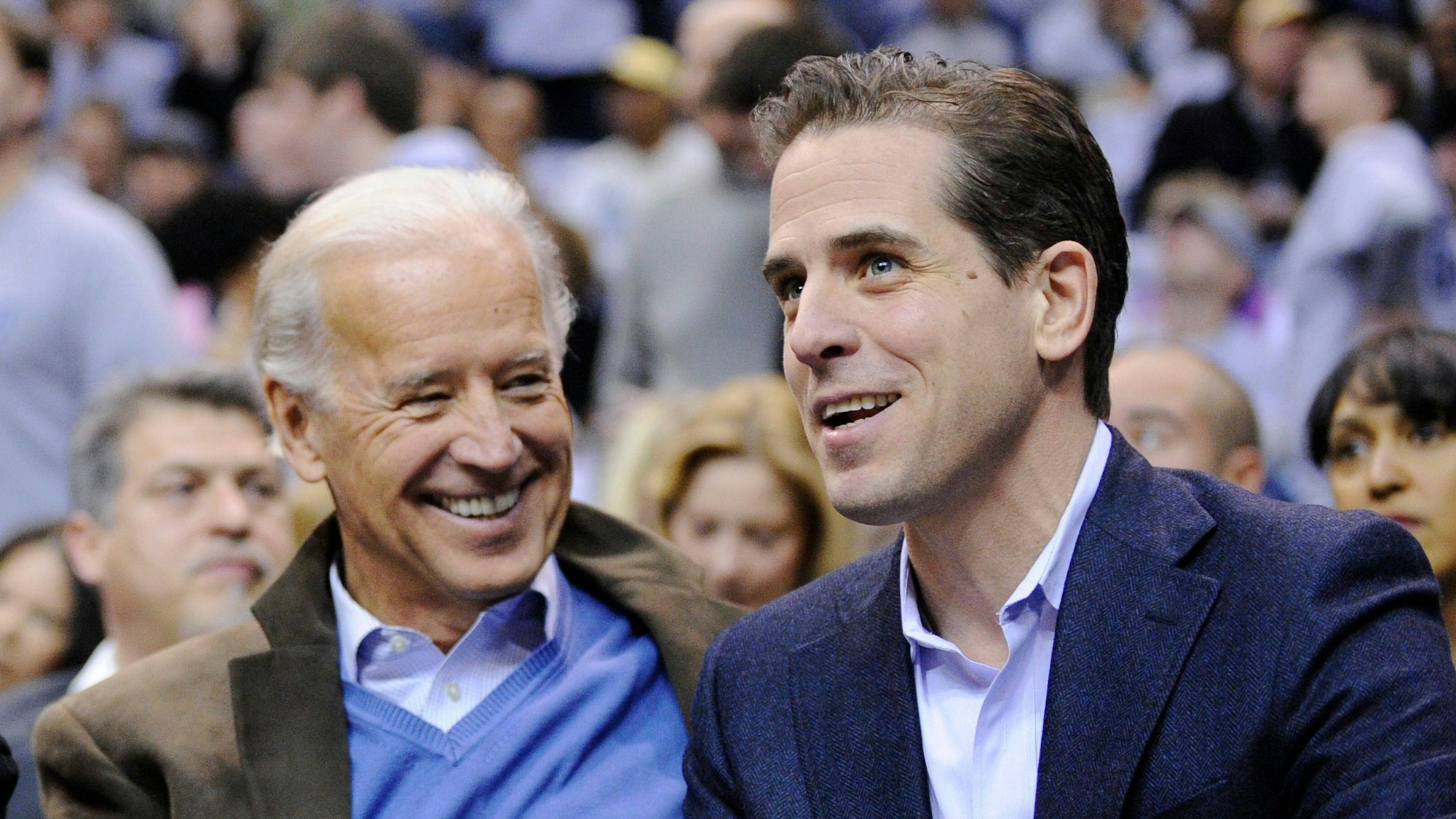 Joe Biden (l), damals Vizepräsident der USA, und sein Sohn Hunter Biden sehen sich ein NCAA-Basketballspiel an.