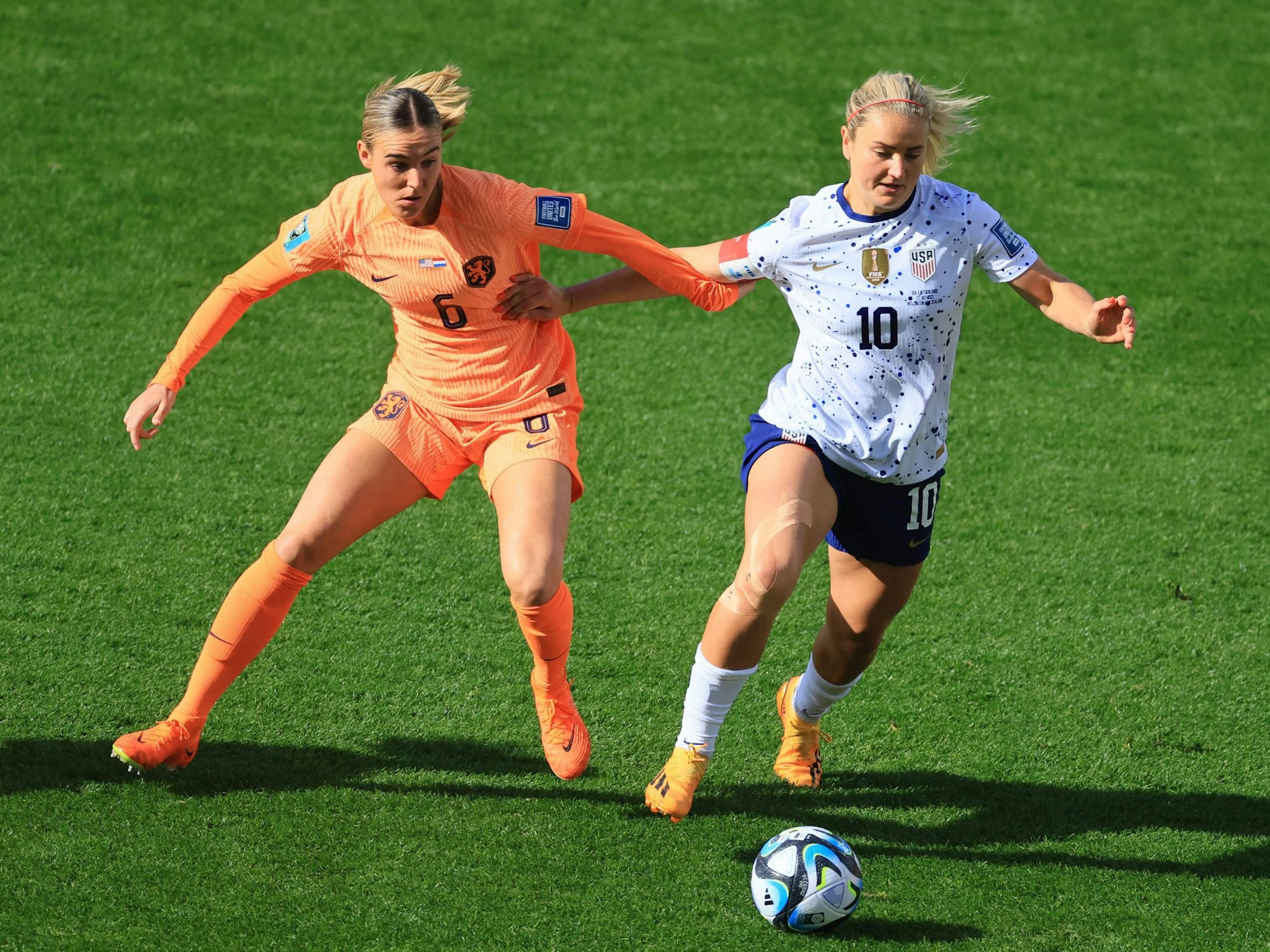 Lindsey Horan (r.) im Zweikampf mit Jill Roord beim Spiel der USA gegen die Niederlande.