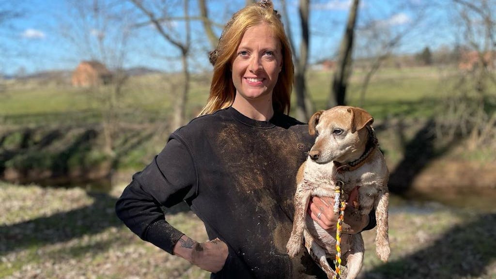 Ex-„Bauer sucht Frau“-Teilnehmerin Denise Munding hält einen Hund in den Armen.