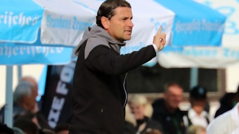 Trainer Gerardo Seoane von Borussia Mönchengladbach gibt im Testspiel gegen den FC Ingolstadt am 26. Juli 2023 in Rottach-Egern Anweisungen an der Seitenlinie. Seoane zeigt mit dem rechten Finger etwas an.