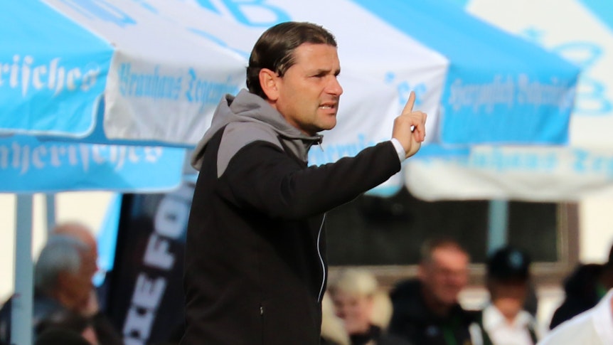 Trainer Gerardo Seoane von Borussia Mönchengladbach gibt im Testspiel gegen den FC Ingolstadt am 26. Juli 2023 in Rottach-Egern Anweisungen an der Seitenlinie. Seoane zeigt mit dem rechten Finger etwas an.