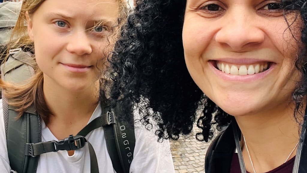 Claudia Schäfer macht ein Selfie gemeinsam mit der Klimaaktivistin Greta Thunberg.