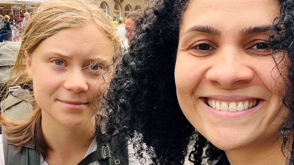 Claudia Schäfer macht ein Selfie gemeinsam mit der Klimaaktivistin Greta Thunberg.