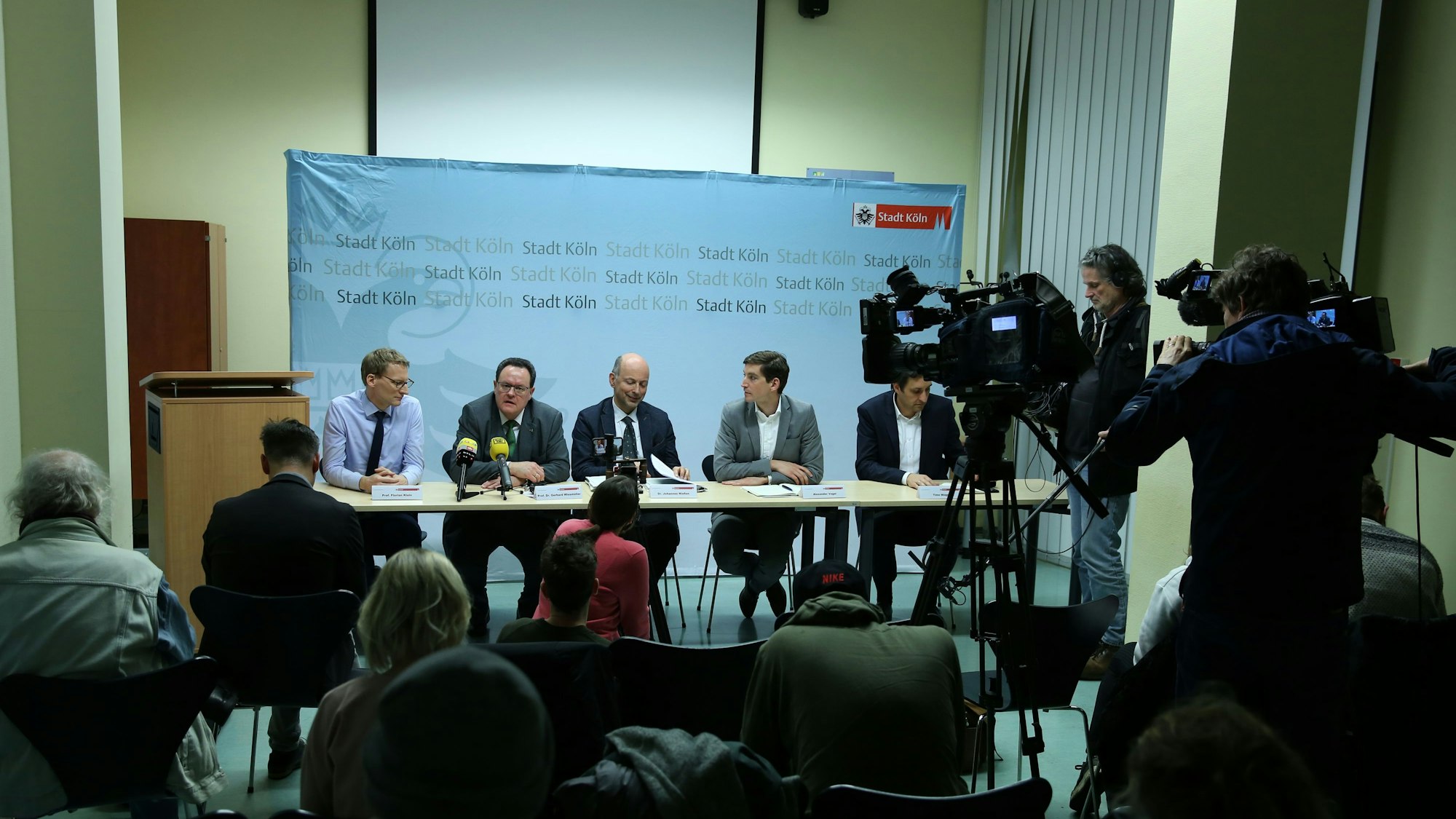 Das Bild zeigt eine Pressekonferenz im Februar 2020.