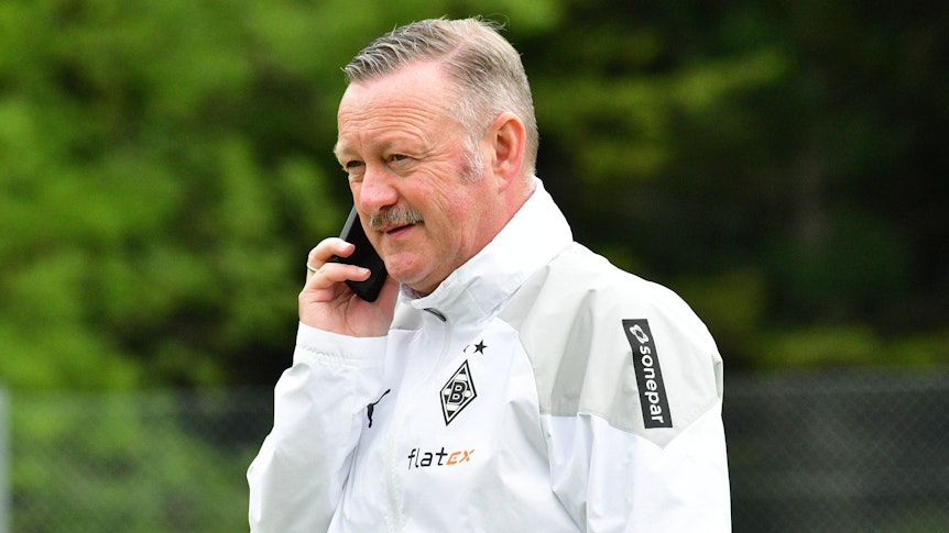 Gladbach-Manager Roland Virkus, hier am 27. Juli 2023 in Rottach-Egern zu sehen, soll einen weiteren Transfer der Borussia eingetütet haben. Virkus telefoniert mit seinem Smartphone.