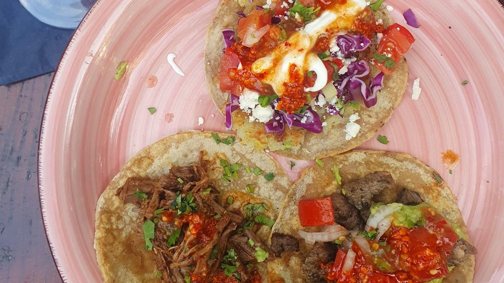 Tacos mit Füllung angerichtet auf einem Teller
