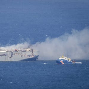 Der Frachter „Fremantle Highway“ brennt in der Nordsee oberhalb von Ameland. Die Lage bei dem seit Stunden brennenden Autofrachter vor der niederländischen Küste ist nach Angaben der Küstenwache stabil. Das Schiff könnte noch für Tage oder sogar Wochen weiterbrennen.
