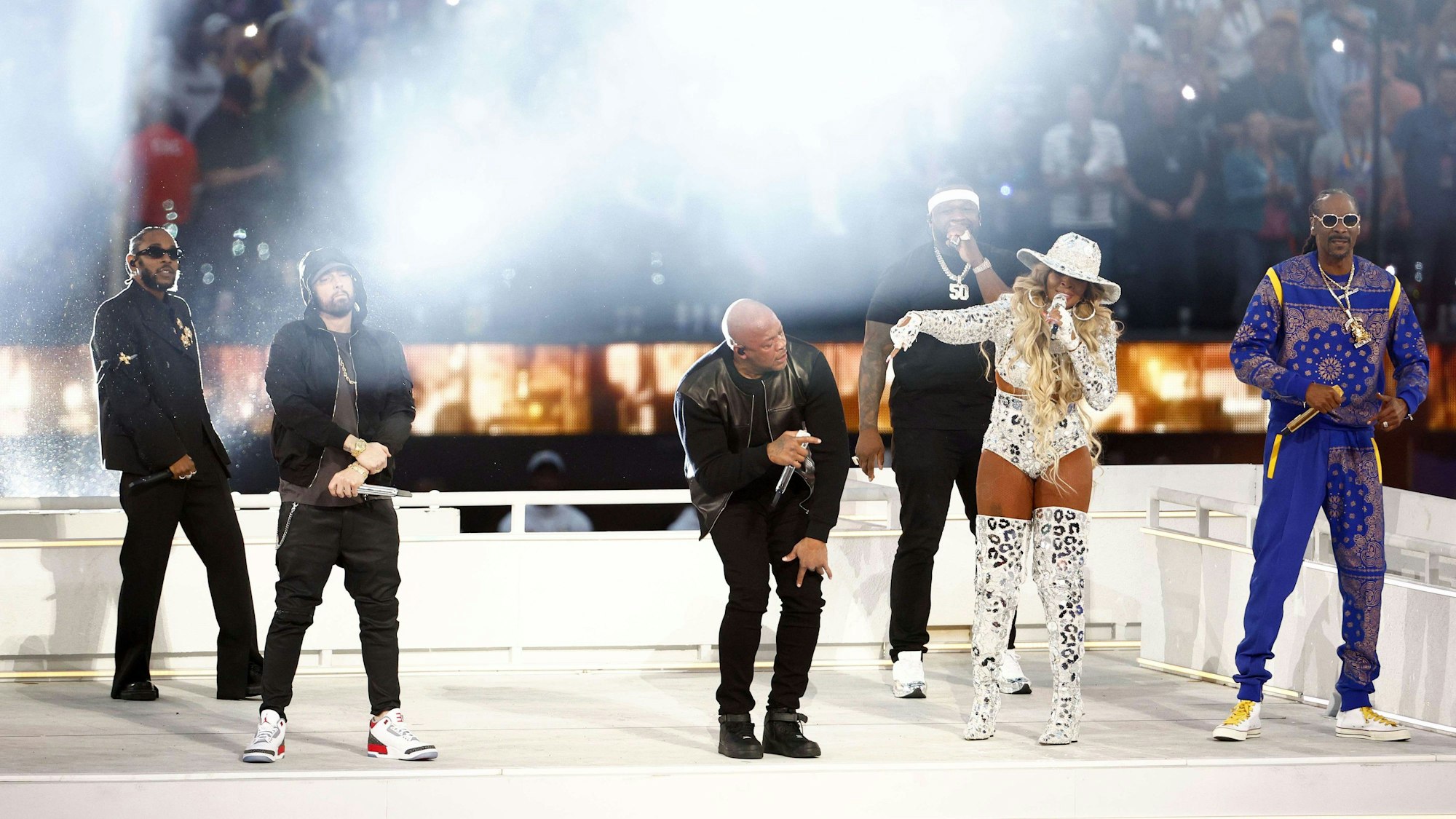 Snoop Dogg, Kendrick Lamar, Eminem, Dr. Dre, 50 Cent und Mary J. Blige auf der Bühne bei der Halbzeit-Show des Super Bowls 2022.