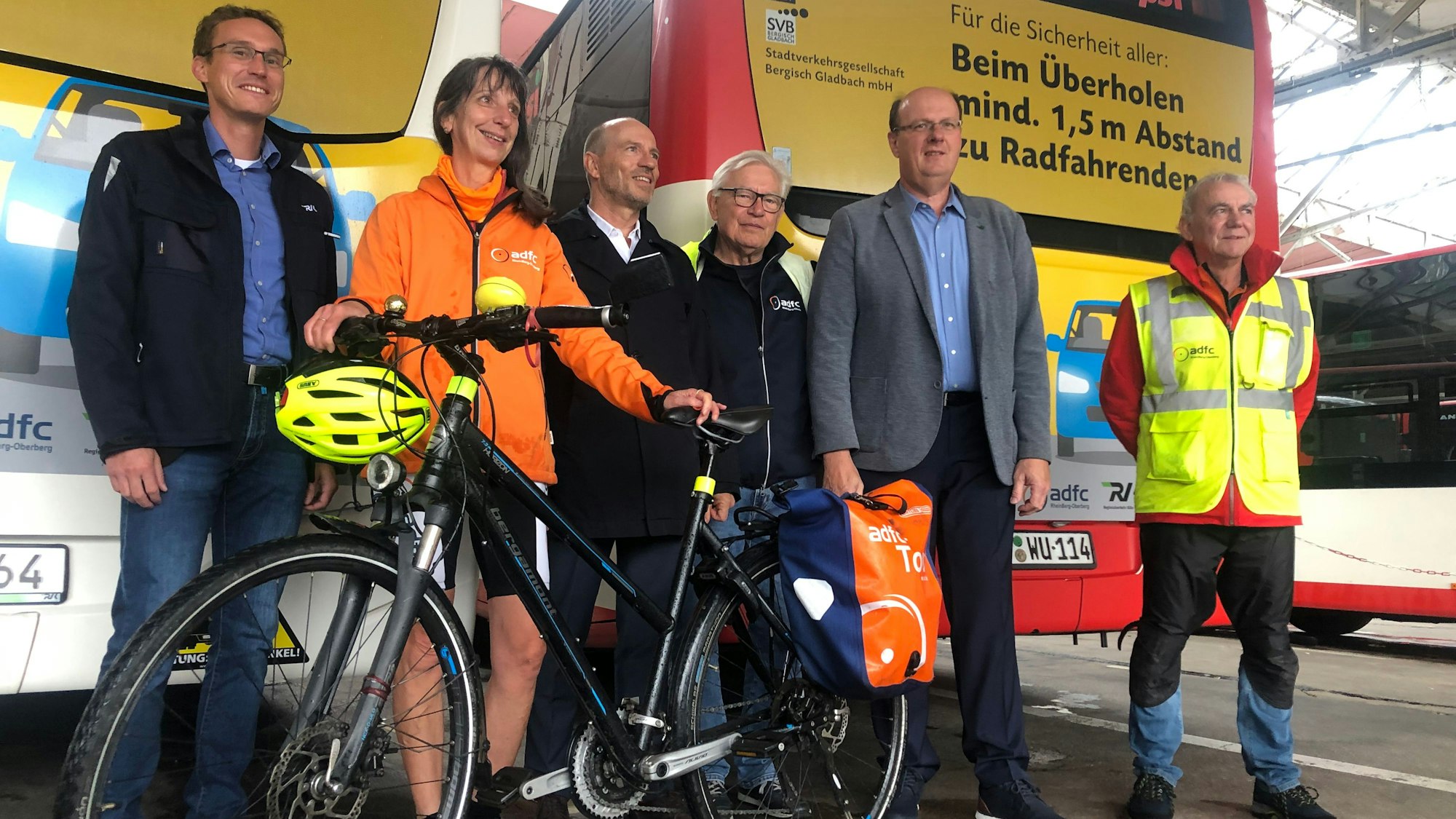 Mitglieder von Gladbacher Stadtverkehrsgesellschaft, Allgemeiner Deutscher Fahrradclub, RVK und Wupsi stehen bei der Vorstellung ihrer gemeinsamen Aktion zu mehr Sicherheit von Radfahrern nebeneinander.
