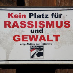 Eine Tafel mit der Aufschrift „Kein Platz für Rassismus und Gewalt“.