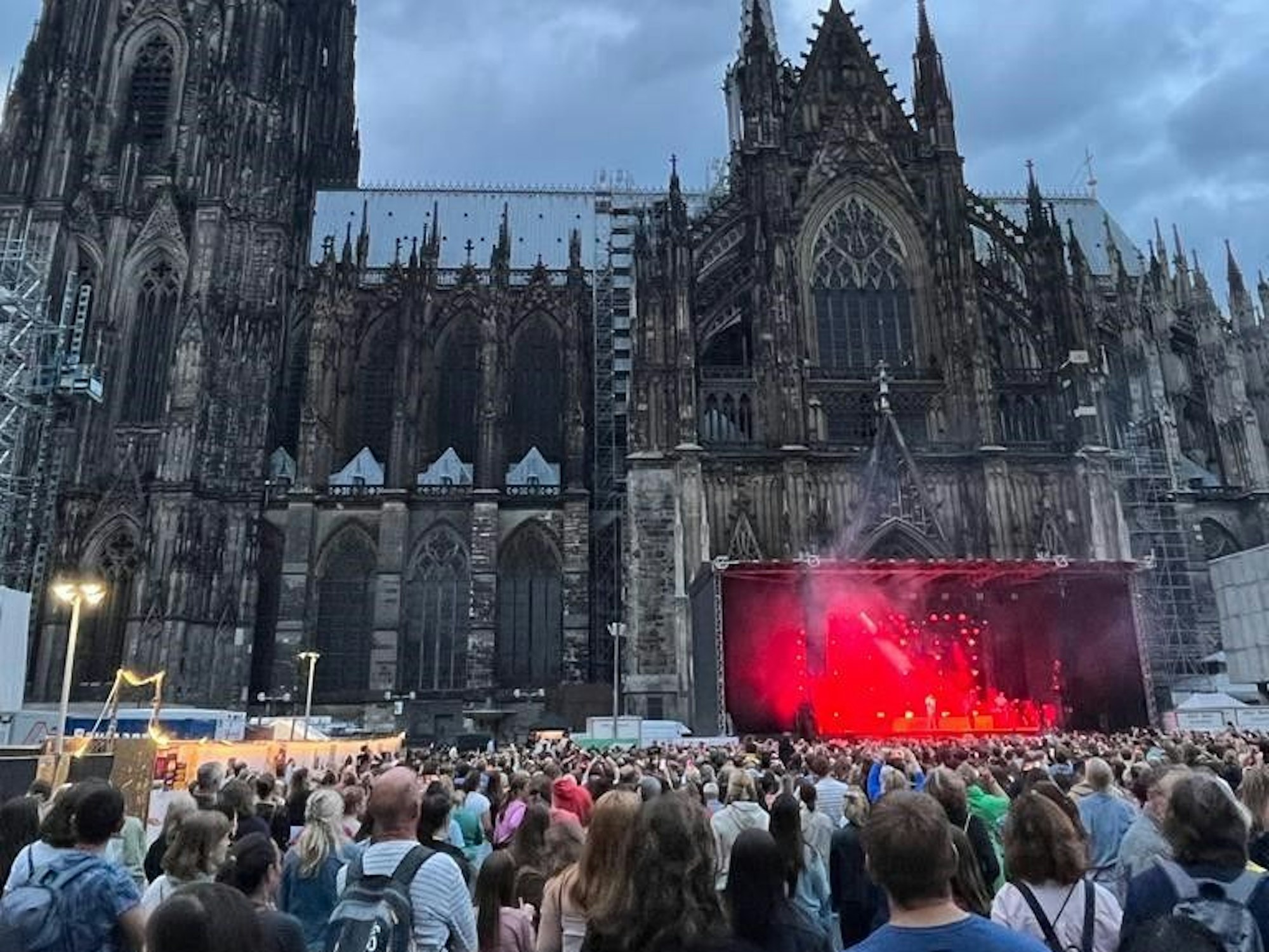 Blick auf die Bühne von Alvaro Soler in Köln.
