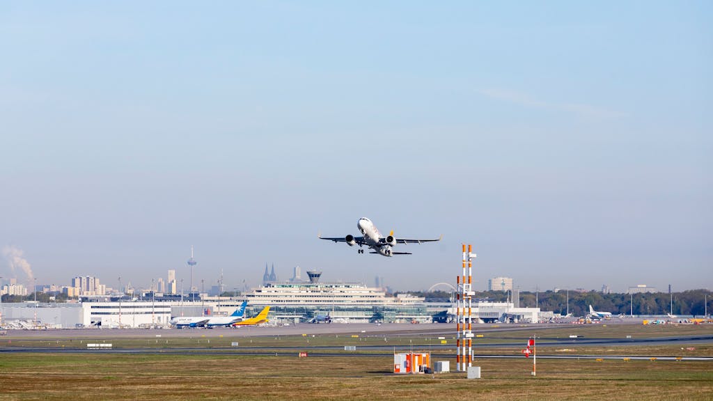 Ein Flugzeug ist vom Köln/Bonner Flughafen gestartet.&nbsp;