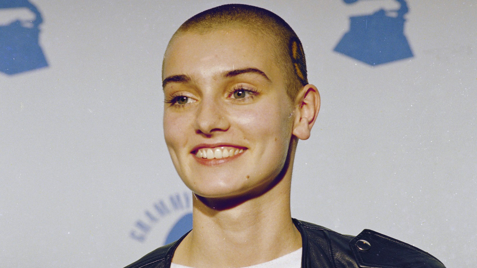 Nahaufnahme einer lachenden Sinéad O'Connor.