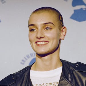 Nahaufnahme einer lachenden Sinéad O'Connor.