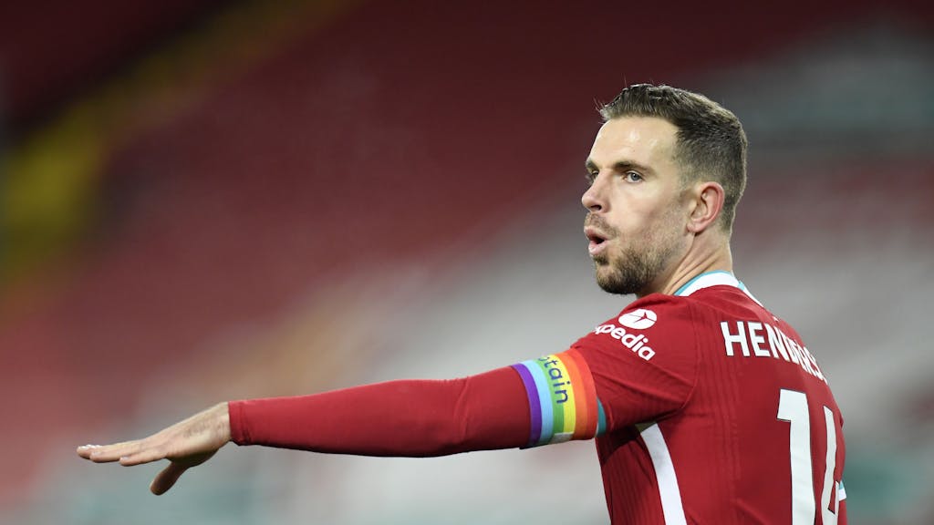 Jordan Henderson vom FC&nbsp;Liverpool trägt eine regenbogenfarbene Kapitänsbinde.
