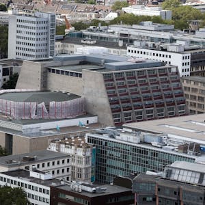 Das Bild zeigt das Kölner Opernhaus von oben.