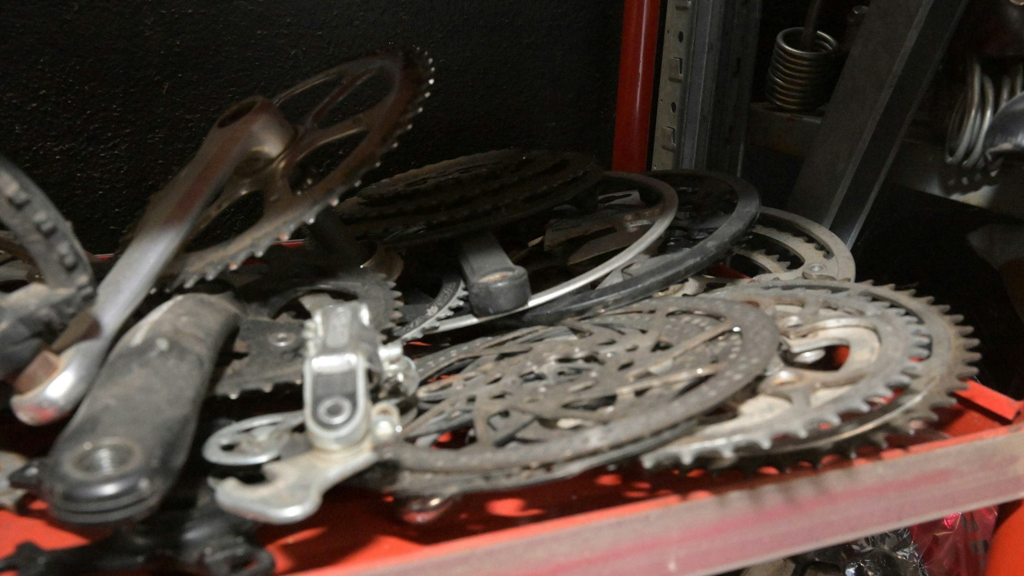 Das Foto zeigt Kettenschaltungen von ausgemusterten Rädern.