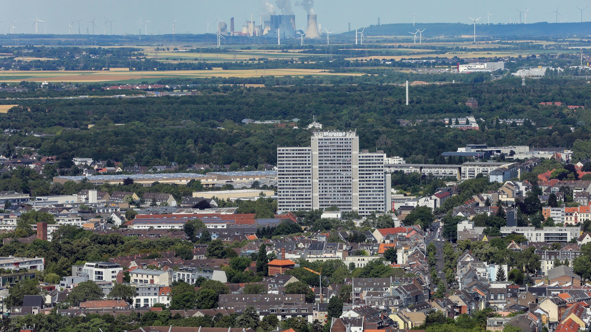 30.06.2023, Köln: Der Blick auf Köln vom Colonius.

Foto: Michael Bause



