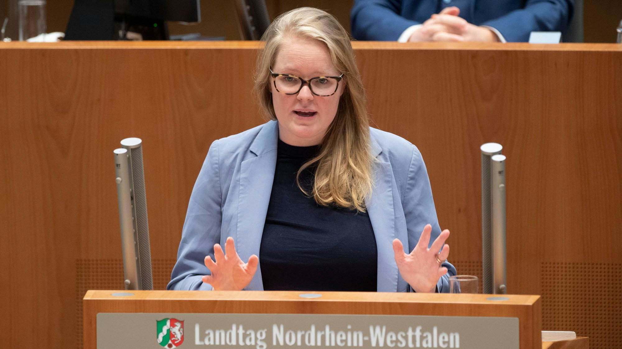 Lisa-Kristin Kapteinat bei einer Rede im Landtag in Düsseldorf