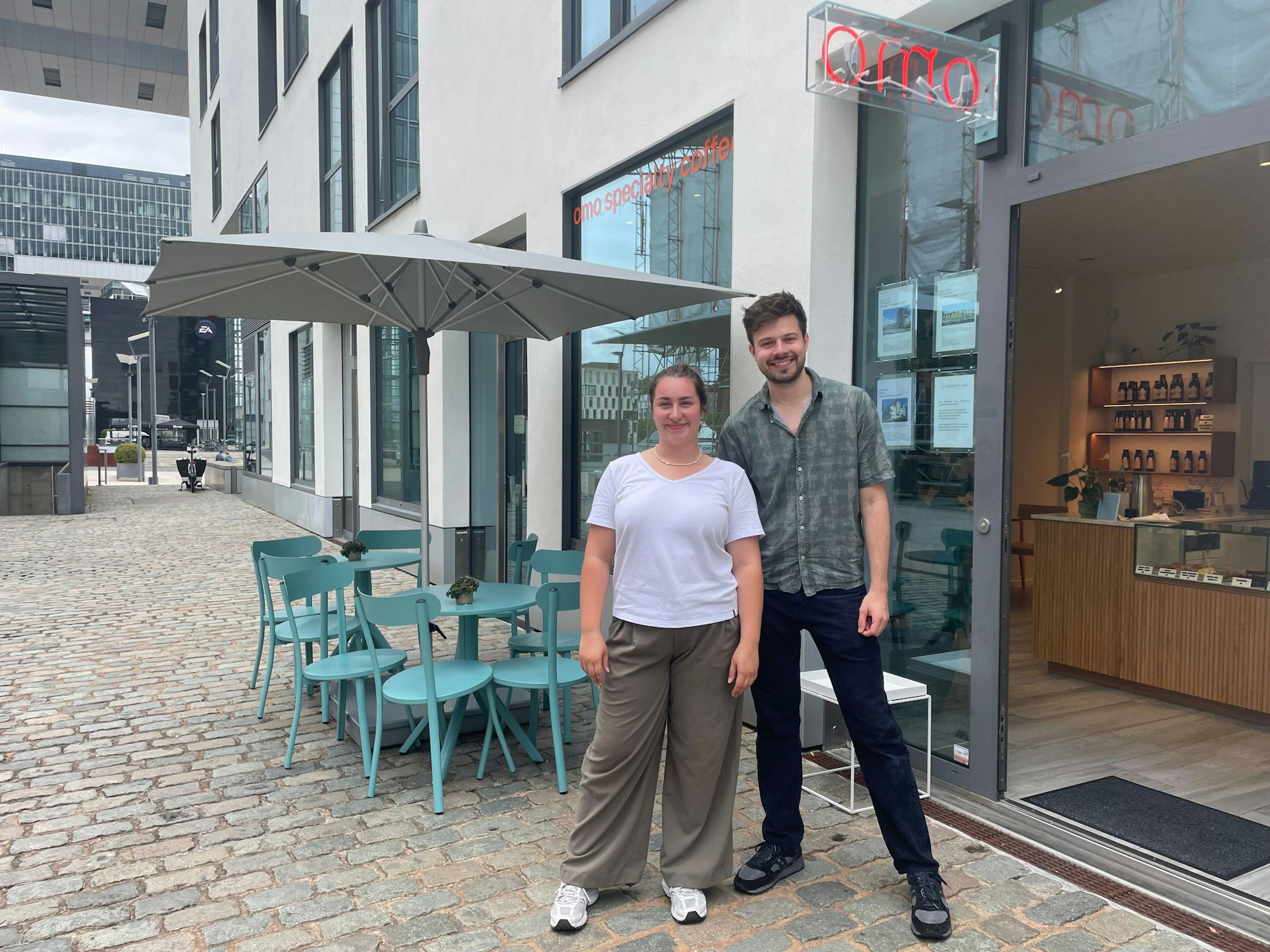 Die Besitzer Carla (l.) und Dirk (r.) vor ihrem Café „omo“ am Rheinauhafen.