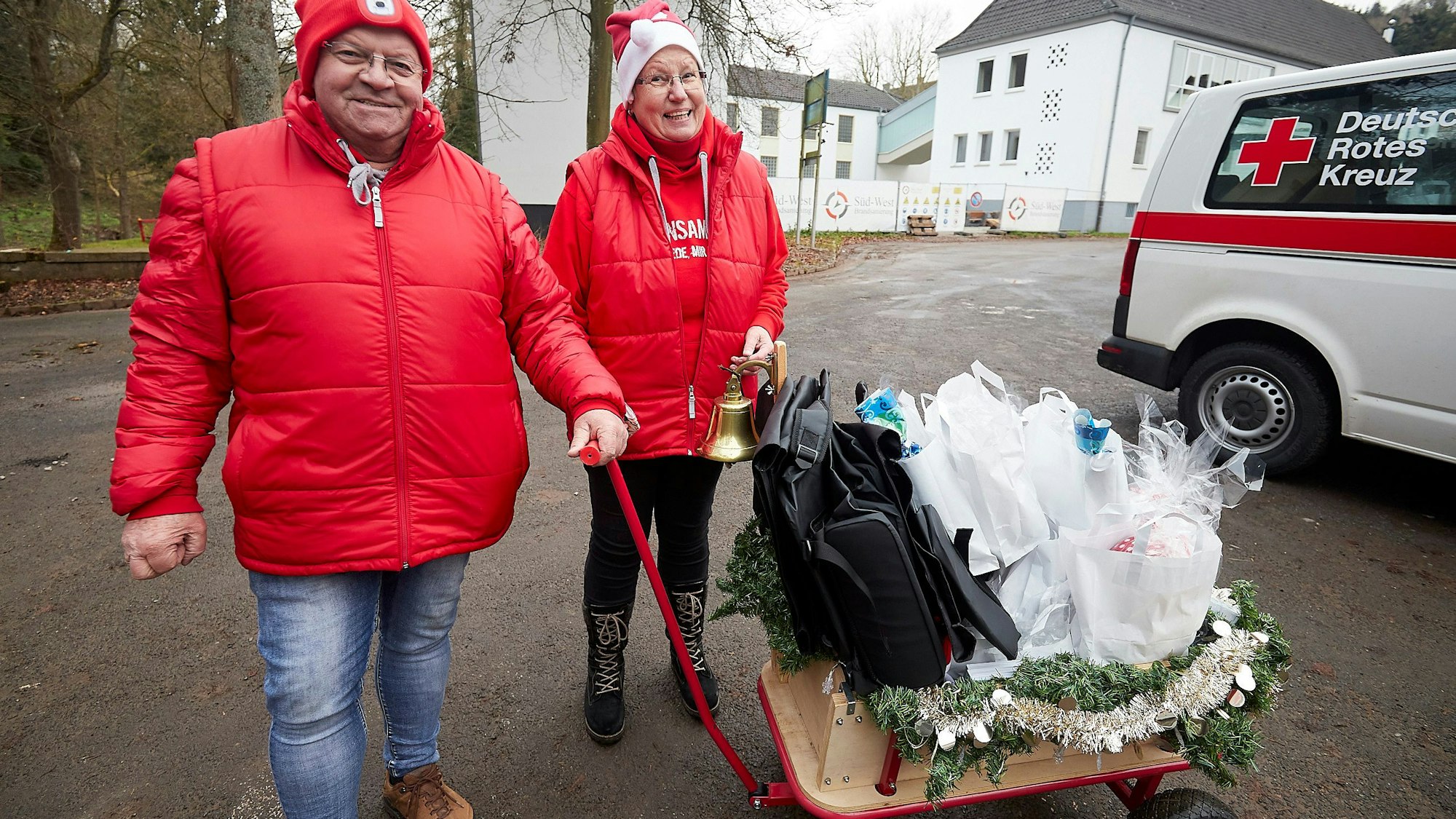 Hans und Sabine Mießeler mit ihrem Bollerwagen, auf dem sie Geschenke transportierten.