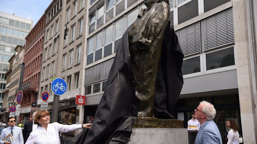 Oberbürgermeisterin Henriette Reker und Henrik Hanstein vom Kunsthaus Lempertz enthüllen die Rodin-Skulptur am Kölner Neumarkt.