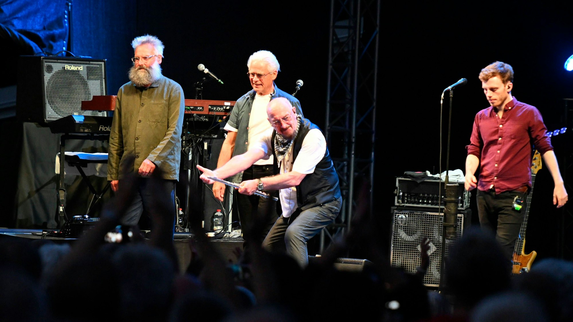 Mitglieder von Jethro Tull verbeugen sich auf der Bühne.
