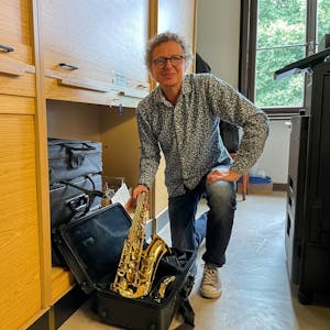 Maximilian Zelzner, Leiter der Musikschule Leichlingen, nimmt ein Saxofon in die Hand.