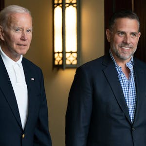 Joe Biden, Präsident der USA, und sein Sohn Hunter Biden verlassen die Holy Spirit Catholic Church in Johns Island, S.C., nachdem sie an einer Messe teilgenommen haben.&nbsp;