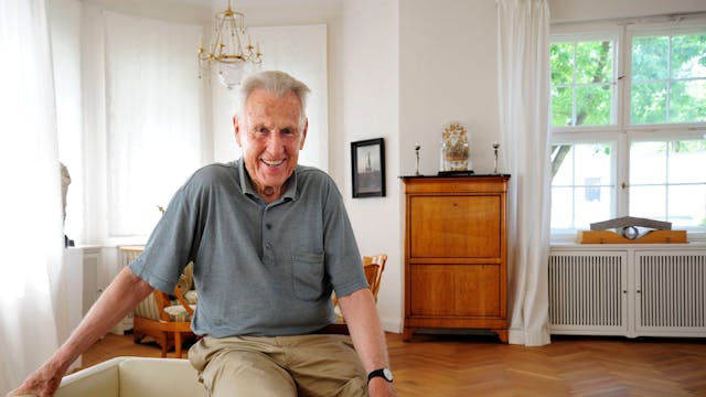 Der Kunsthändler Rudolf Zwirner sitzt auf einer Sessellehne in seinem Berliner Haus.&nbsp;