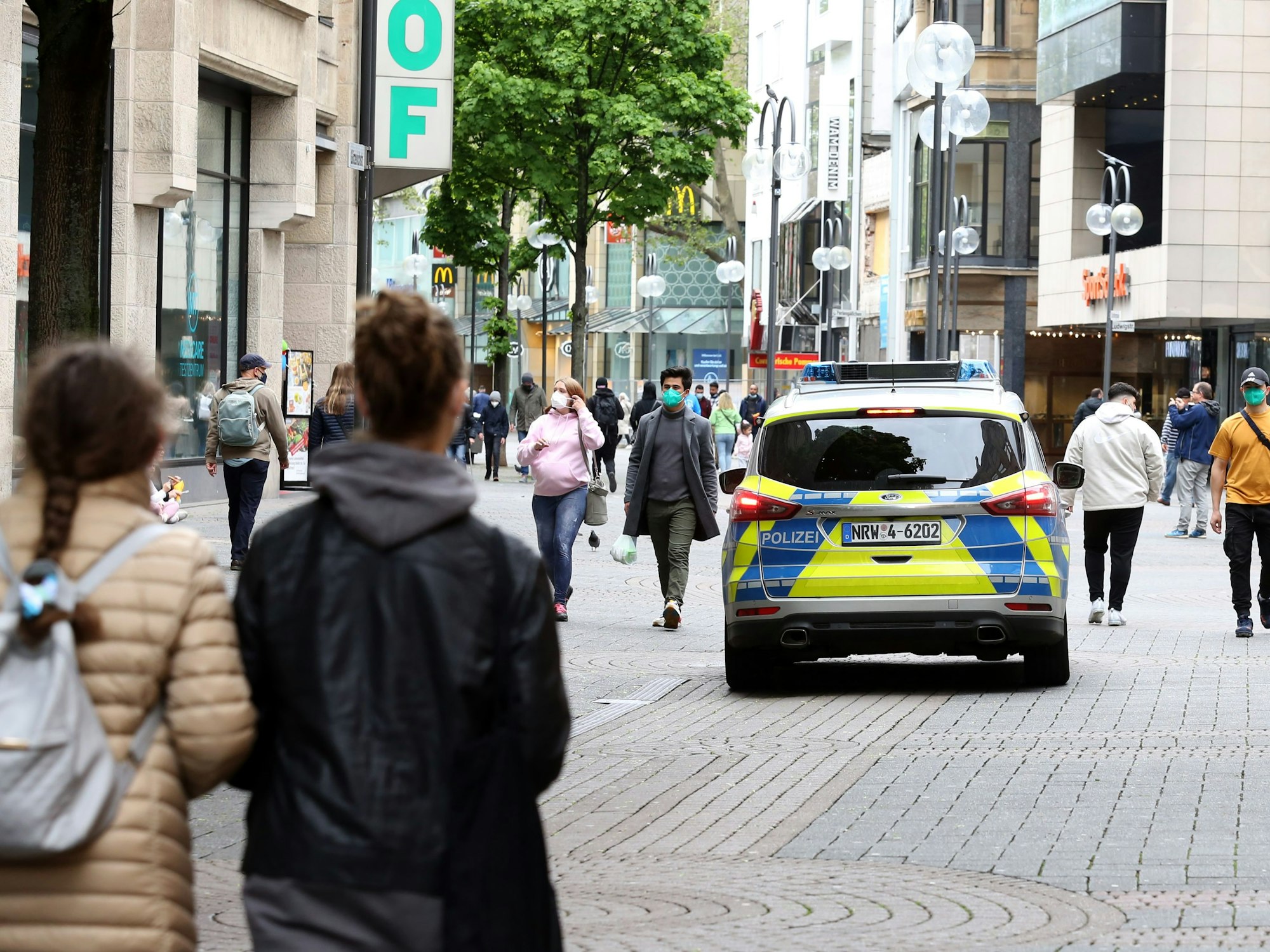 Ein Streifenwagen der Polizei fährt durch die Schildergasse in der Kölner Innenstadt.