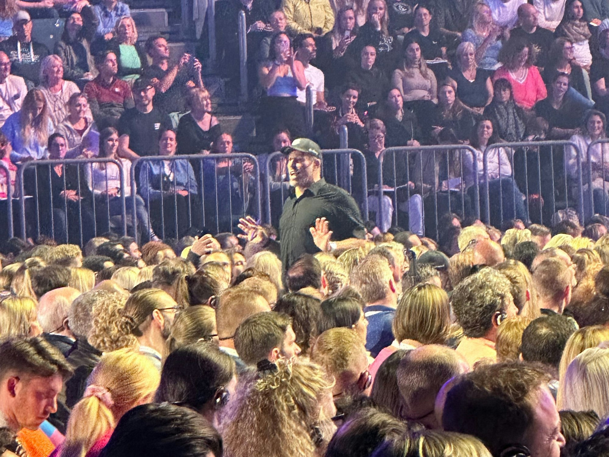 Tony Robbins beim Vortrag in der Lanxess-Arena.