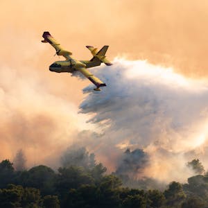 Ein Löschflugzeug versprüht Wasser, um einen Waldbrand auf der kroatischen Insel Ciovo zu löschen. Südeuropa kämpft mit einer Hitzewelle. Der Juli war der heißeste Monat seit Beginn der Aufzeichnungen.