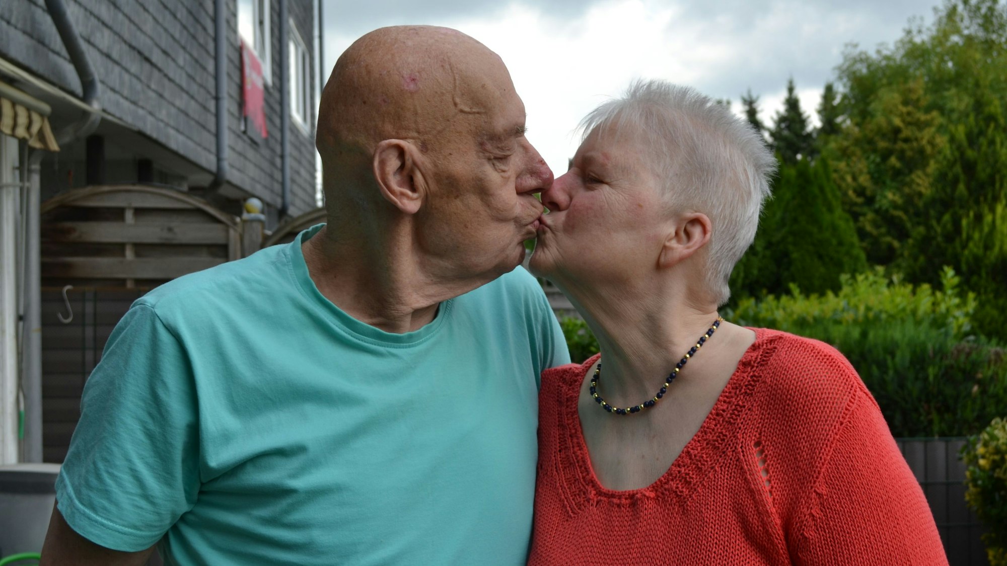 Friedrich Meyer küsst seine Ehefrau Heidi. Das Paar war am 31. Juli 2023 60 Jahre verheiratet.