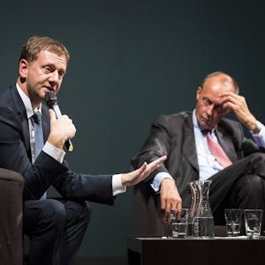 Michael Kretschmer (l.) auf der Bühne mit CDU-Chef Friedrich Merz. Der sächsische Ministerpräsident hat erneut für einen „pragmatischen Umgang“ mit der AfD auf kommunaler Ebene geworben. (Archivbild)