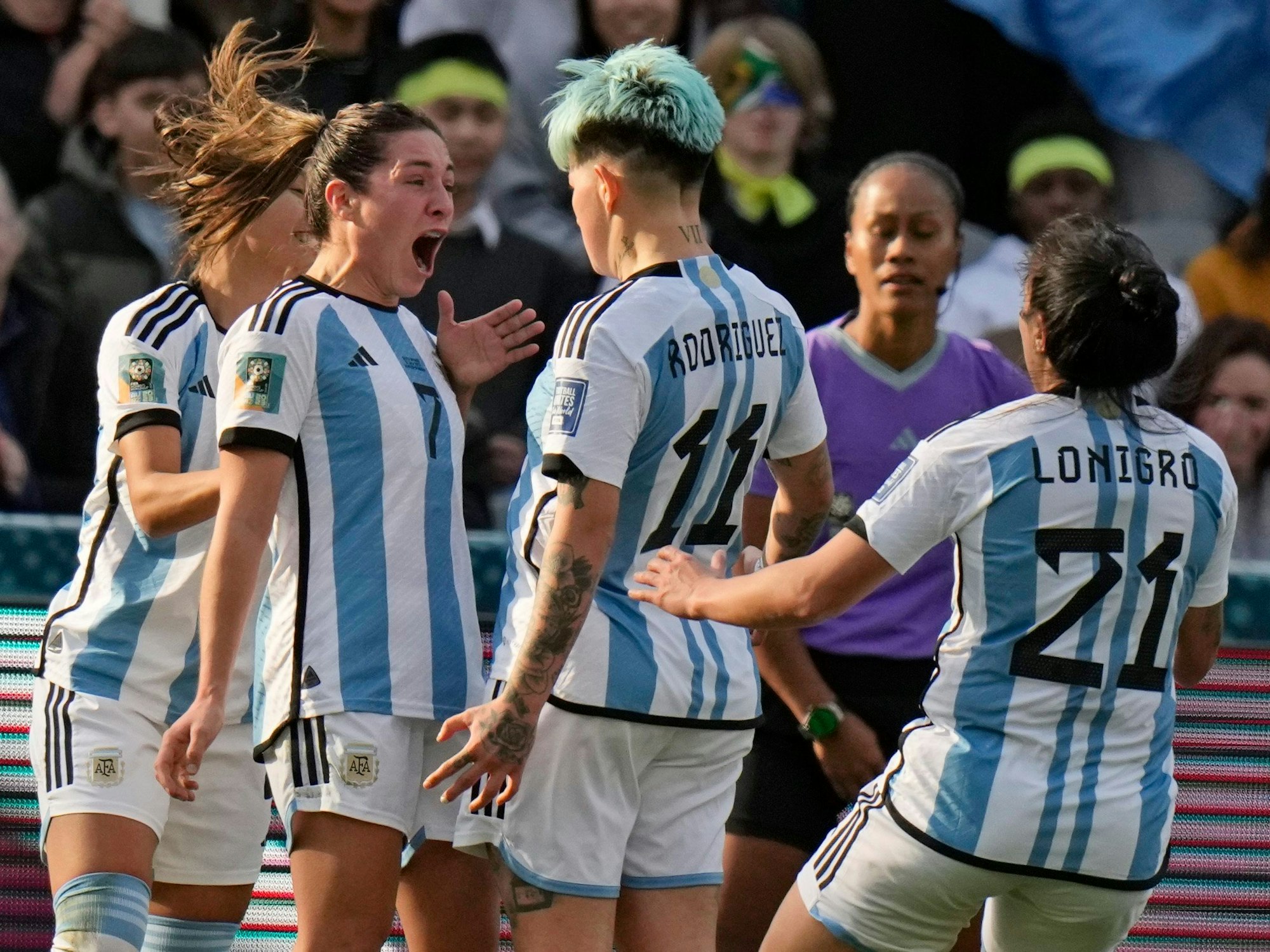 Die argentinische Spielerin Romina Nunez (2.v.l) feiert ihren zweiten Treffer gegen Argentinien
