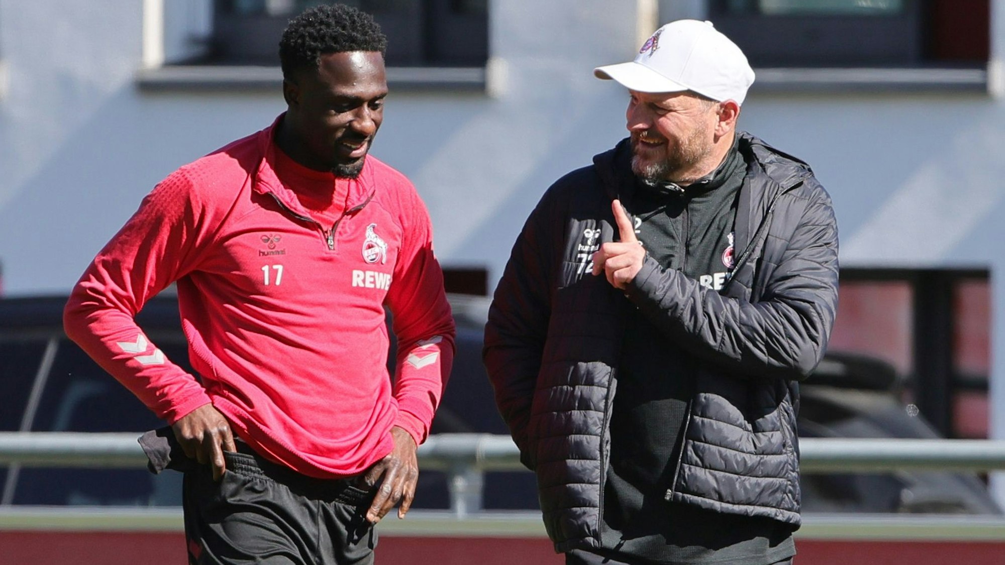 Kölns Trainer Steffen Baumgart spricht am Geißbockheim mit Verteidiger Kingsley Schindler.