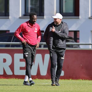 Kölns Trainer Steffen Baumgart spricht am Geißbockheim mit Verteidiger Kingsley Schindler.
