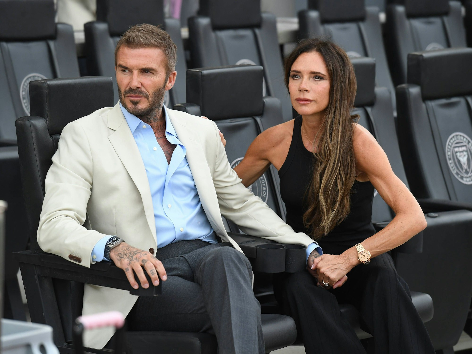 David Beckham sitzt neben seiner Ehefrau Victoria Beckham auf der Tribüne von Inter Miami.