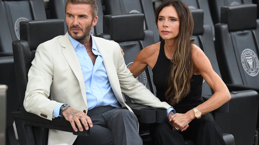 David Beckham sitzt neben seiner Ehefrau Victoria Beckham auf der Tribüne von Inter Miami.&nbsp;