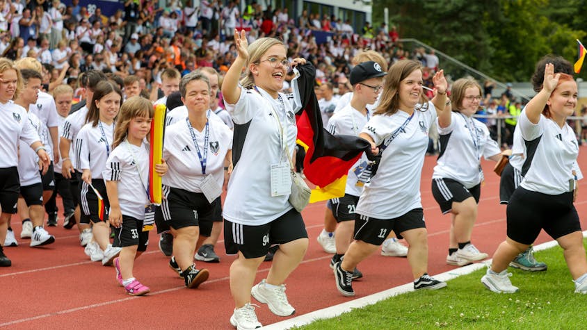 Zu sehen ist das ein Teil der deutschen Athletinnen und Athleten bei der Eröffnungsfeier der World Dwarf Games Cologne im NetCologne Stadion der Deutschen Sporthochschule Köln.