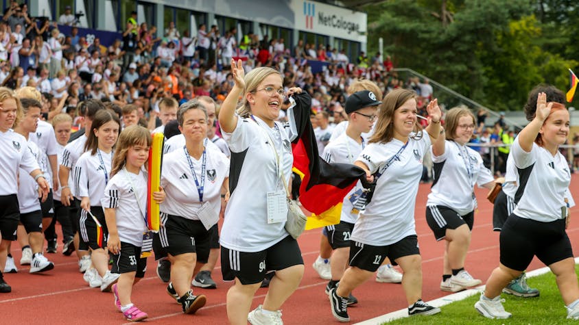Zu sehen ist das ein Teil der deutschen Athletinnen und Athleten bei der Eröffnungsfeier der World Dwarf Games Cologne im NetCologne Stadion der Deutschen Sporthochschule Köln.