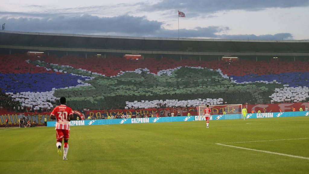 Die Fans vom serbischen Klub Roter Stern Belgrad zeigen eine Choreo mit einem Panzer.