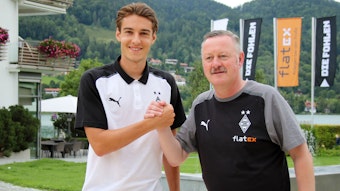 Florian Neuhaus (l.) und Sport-Geschäftsführer Roland Virkus (r.) beim Handshake am 28. Juli 2023.