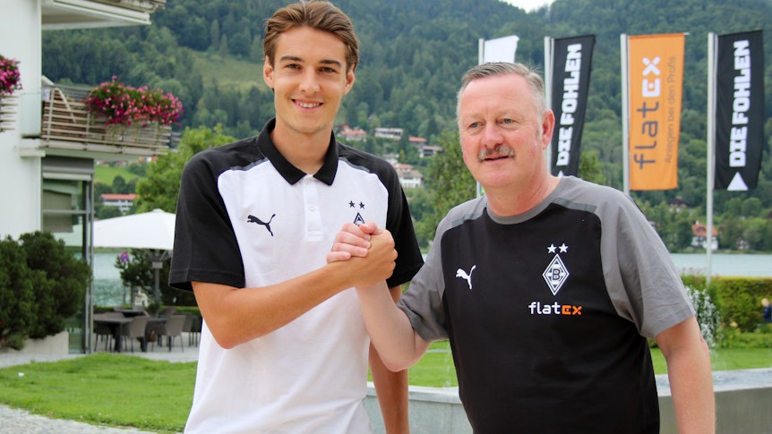Florian Neuhaus (l.) und Sport-Geschäftsführer Roland Virkus (r.) beim Handshake am 28. Juli 2023.