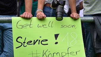 Gladbach-Fans zeigen während des Fohlen-Trainingslagers am Tegernsee ein Plakat, auf dem sie dem an Krebs erkrankten Borussia-Profi Stefan Lainer Gensungswünsche schicken. Das Foto ist am 27. Juli 2023 in Rottach-Egern aufgenommen worden.