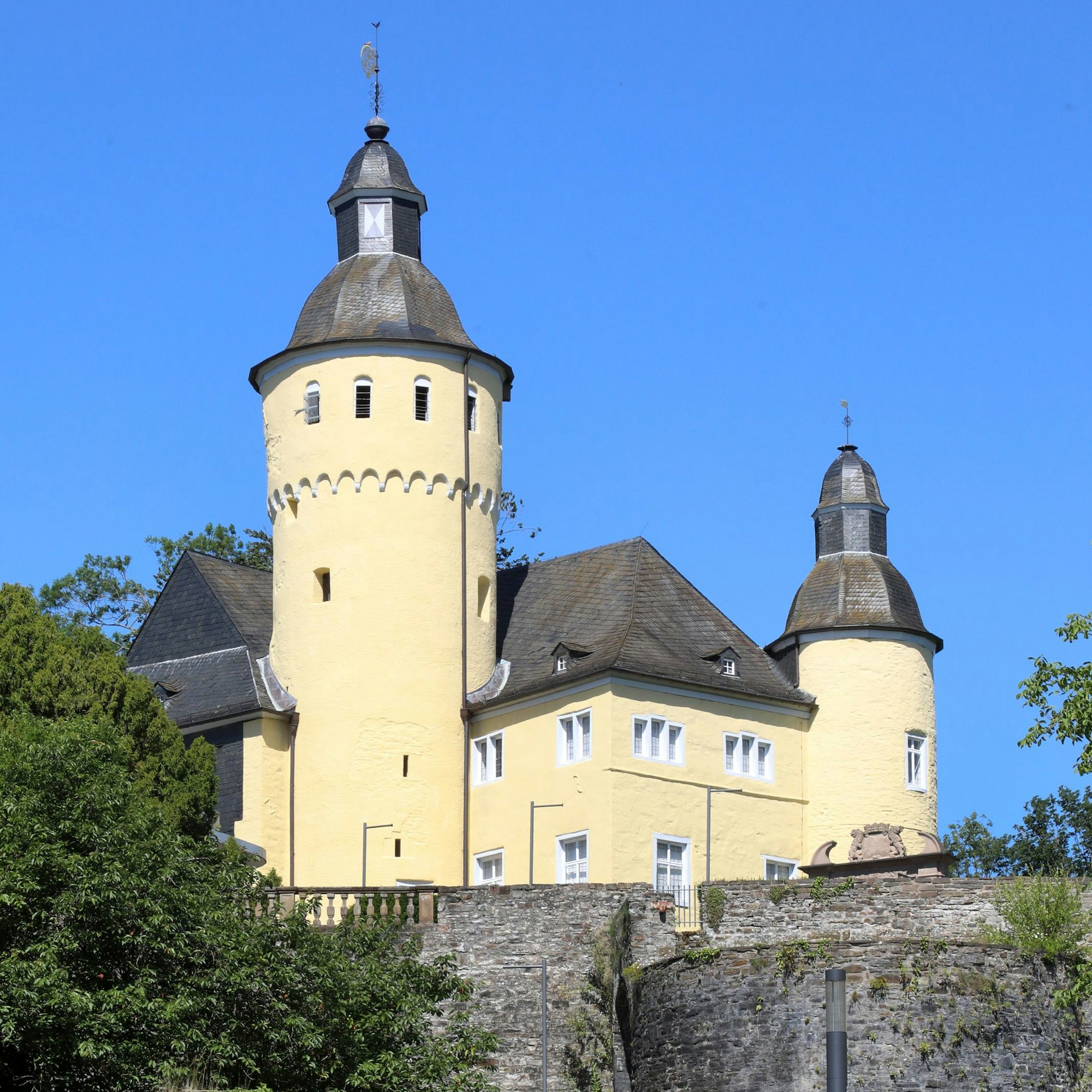 Schloss Homburg steht im Sonnenschein.