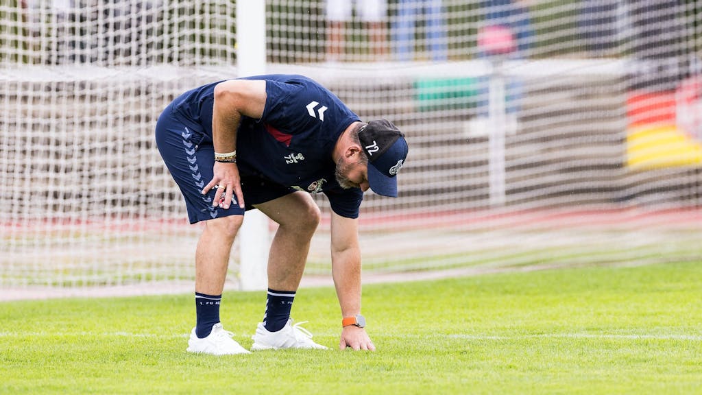 Steffen Baumgart testet den Rasen beim Spiel des 1. FC Köln gegen Erzgebirge Aue.
